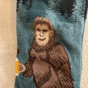 Mod Socks Sasquatch Loves Beer Men's Crew Socks